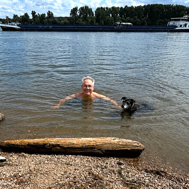 Erste Schwimmübungen im Rhein