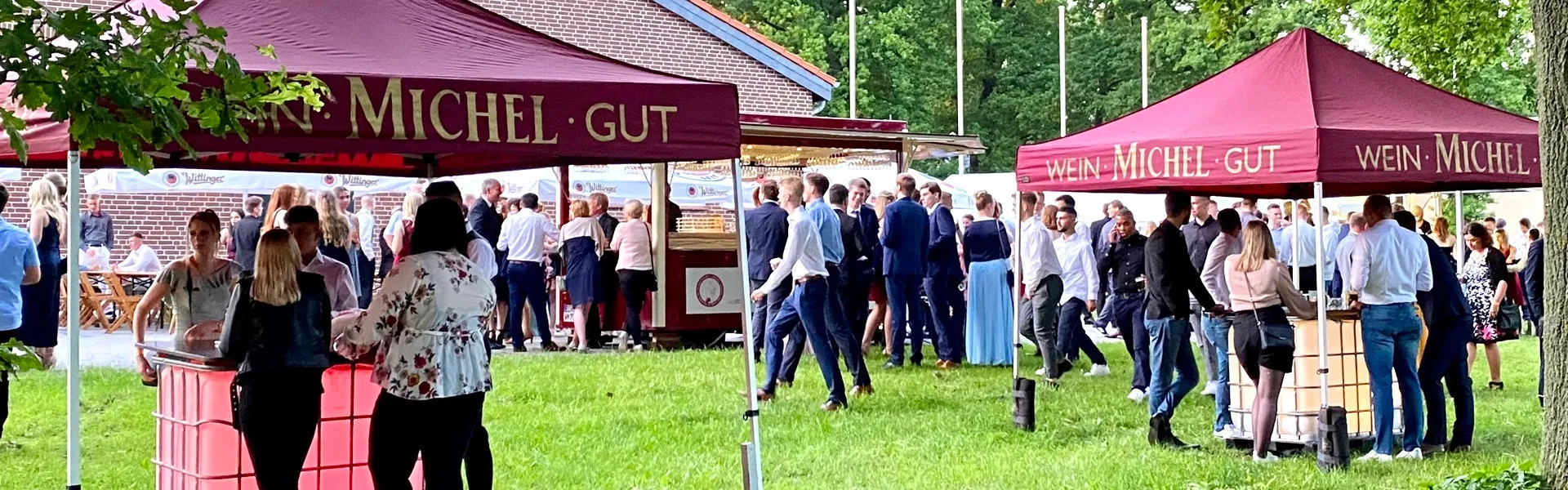 Privates Fest mit Michel-Pavillons und Weinanhänger